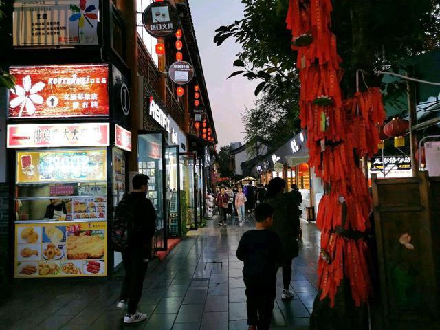 德阳文庙新天地,好吃一条街,行人如织,堪称德阳"锦里"