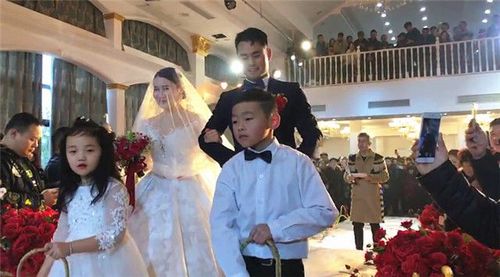 够意思!魏锐结婚邱建良不仅为其牵马开道,还为他"遮风挡蛋"!