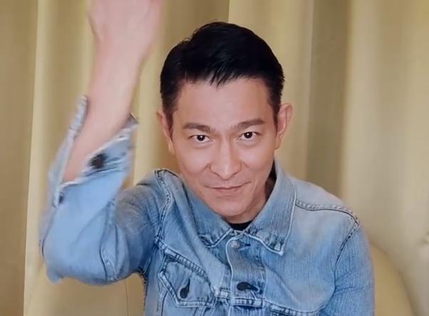 刘德华出道40年59岁状态不似老年人19岁旧照帅到迷妹