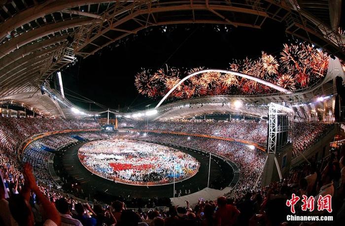 资料图:2004年雅典奥运会开幕式,用庄严的表演展示了这一奥运发源地源