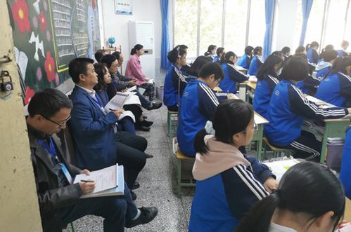 内江市翔龙中学开展推门听课活动