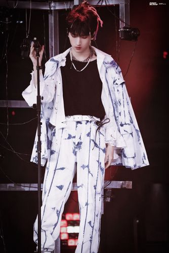 严浩翔 五月粉丝见面会火力全开《四面楚歌》舞台