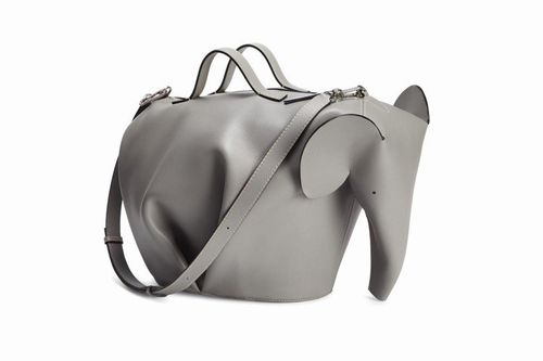 男装animals大象造型烟灰色小牛皮超大尺寸肩背提包,11万1,000元.