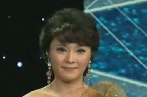 现年32岁的罗菲原是中国铁路文工团歌舞团歌唱演员,是一名女高音歌手