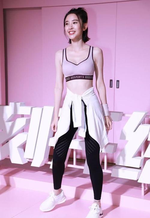 唐艺昕穿"内衣"走秀,运动内衣配瑜伽裤,展现清新活力感