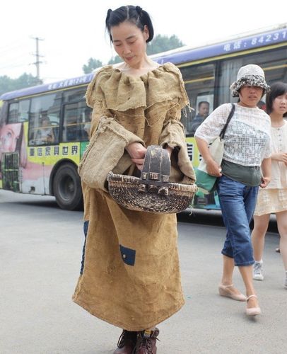 高清:西安女子穿麻袋装出街 称追求返璞归真