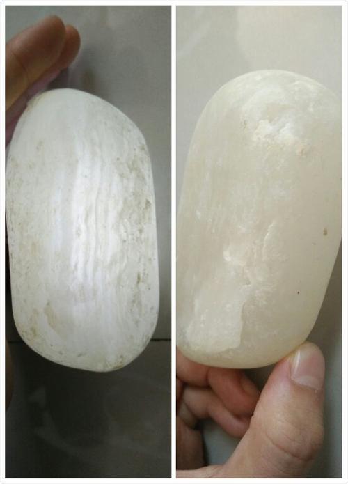 白中带淡青的透明石头,光泽透明并且带有条纹,用光照可以完全透过,这