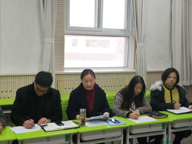 第一个展示的是低年级组,由魏媛媛老师代表低年级组发言.