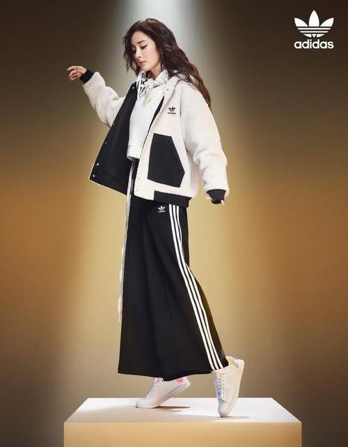 杨幂最新代言又要变爆款!穿adidas变活力少女,土味单品好潮