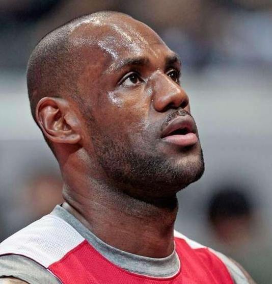 原创球星罕见照:科比在树下打坐,詹姆斯光头没胡子