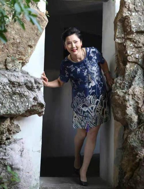 何赛飞也换发型,剪波波头好显年轻,站宋晓英旁边看不出差了8岁