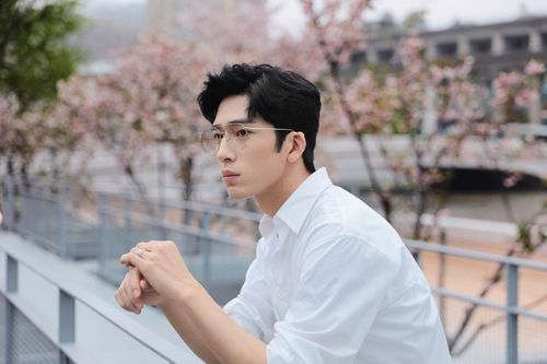 井柏然生日写真释出白衬衫造型清爽文艺