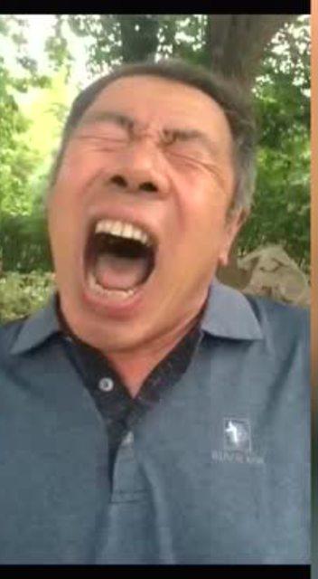 大叔 你唱歌就唱歌 咋整表情包呢!