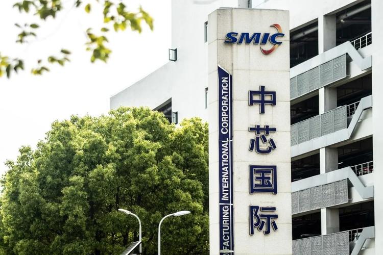 中芯国际的制程突破,则为北方华创等国产半导体设备,材料企业提供了