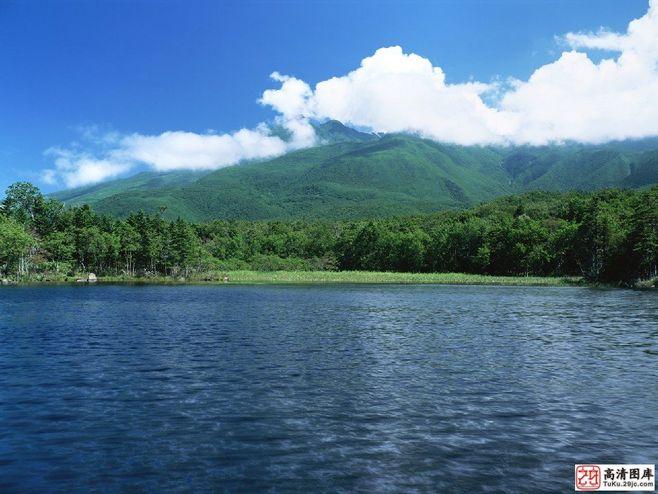 蓝天下的青山绿水显得格外美_风景图片 _ 沙漠图片_桌面壁纸_高清图片