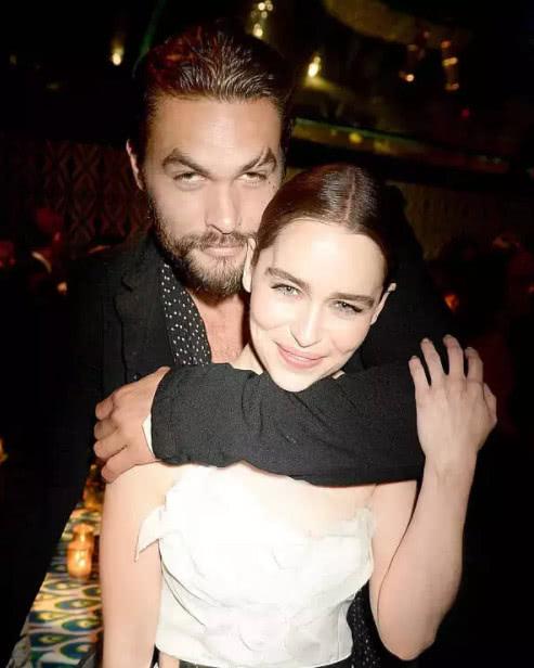 "海王"杰森·莫玛合影照,海王跟神奇女侠变成了龙母的