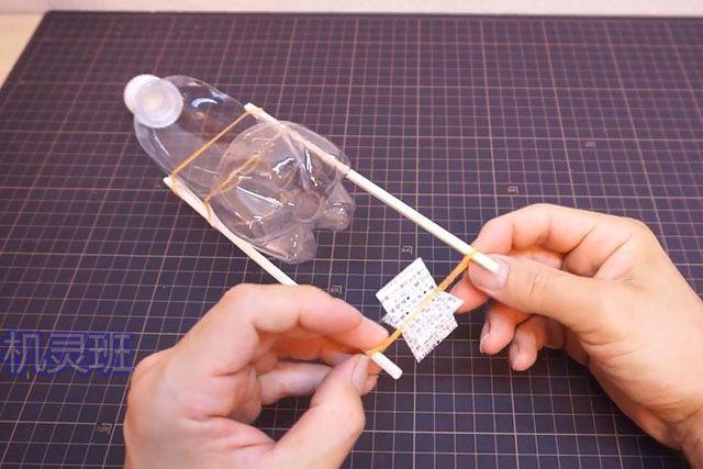 矿泉水瓶废物利用简单手工自制动力船(步骤图解)