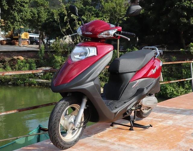 售6580元,五羊本田新款合资踏板喜鲨125,配6l油箱,皮带传动