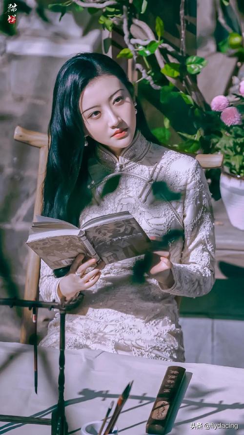 景甜司藤旗袍造型绝美