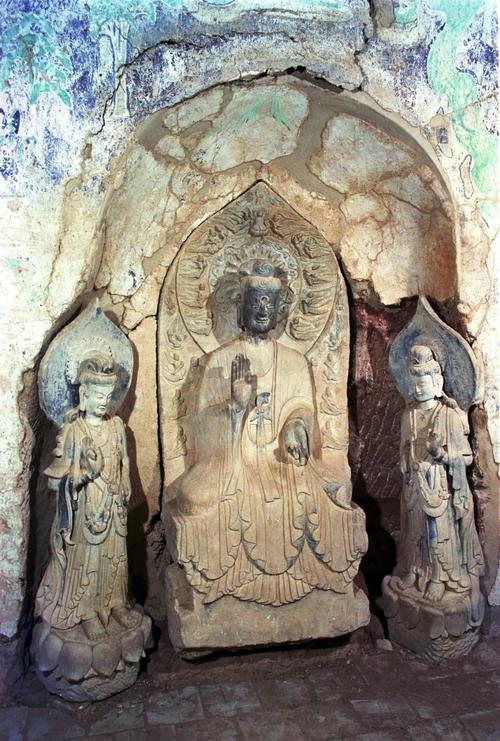 遗产点 69 麦积山石窟 69 查看内容 两侧石雕观世音和大势至菩萨