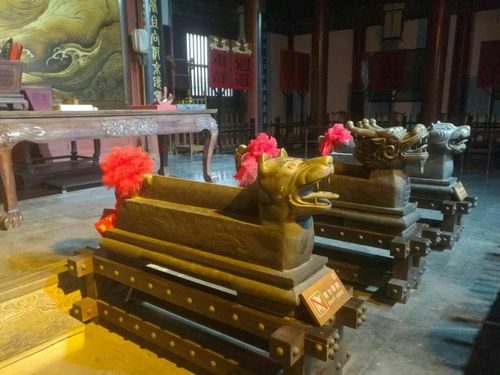 这张图是包公审案时用的铡刀,它们是用来威慑和惩罚犯人的.