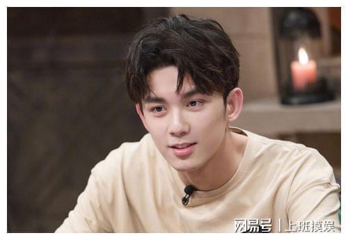 吴磊张子枫合作电影宠爱吴磊亲密地拥抱张子枫的脖子