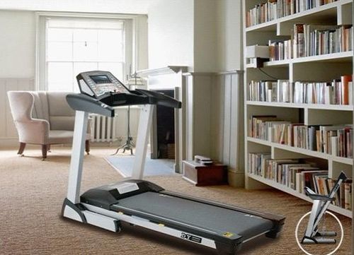 一些家庭会在家里摆上跑步机,随时都可以锻炼身体.
