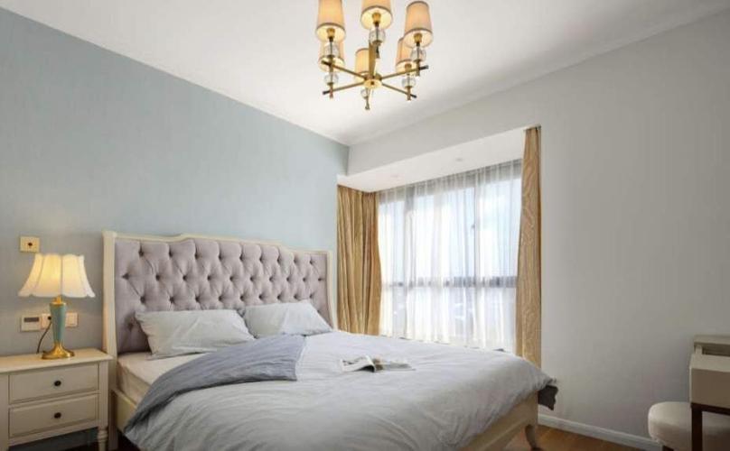 主卧,床头灰绿色的墙布 浅咖色的床头很搭;飘窗上黄色的窗帘给整个