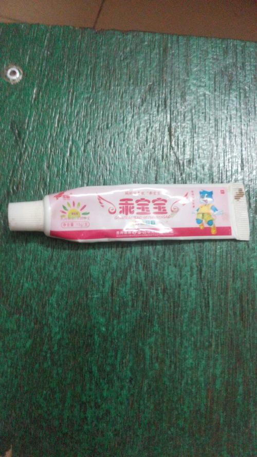 但是没那么严重,后面婆婆给了个叫乖宝宝的药膏,擦了两天,现在都好了