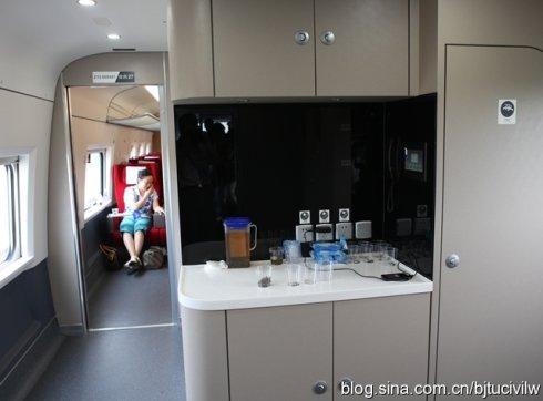 体验京沪高铁8crh380车上餐饮服务