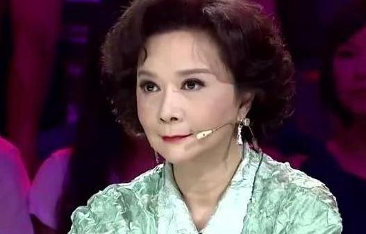 连登27年春晚的蔡明,从"万人捧"到"万人踩",背后是谁在作妖