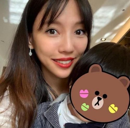 王力宏妻子晒太阳,抱孩子和哺乳的照片温馨,她34岁