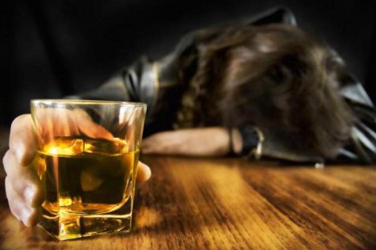 酒醉伤感的句子 喝醉心痛的语录