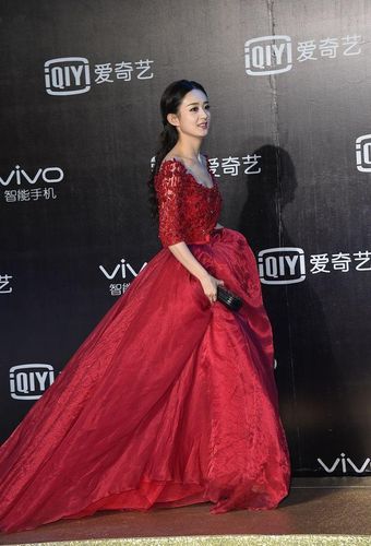赵丽颖美得不像话,红色露肩裙妖艳娇美,身材真苗条,太