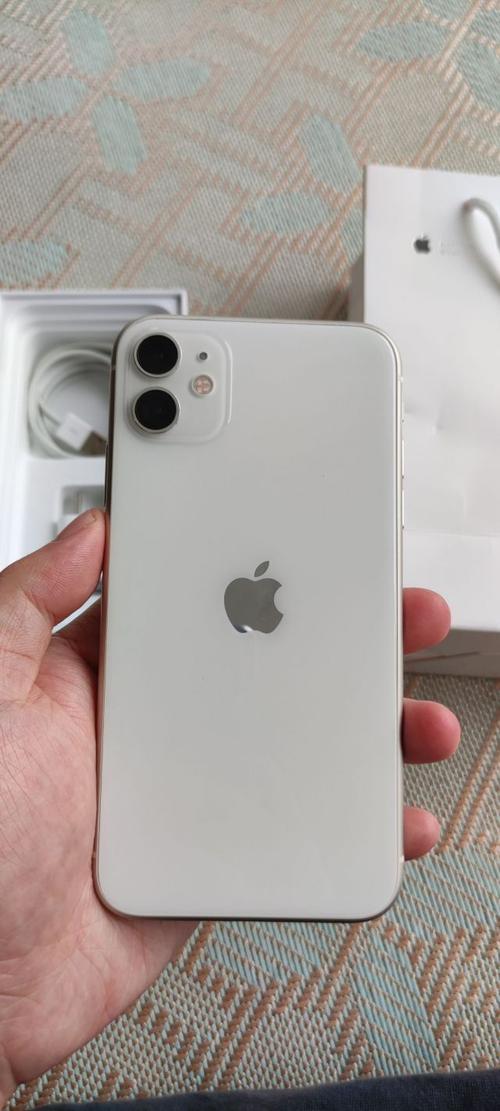 出一台iphone11 白色128g