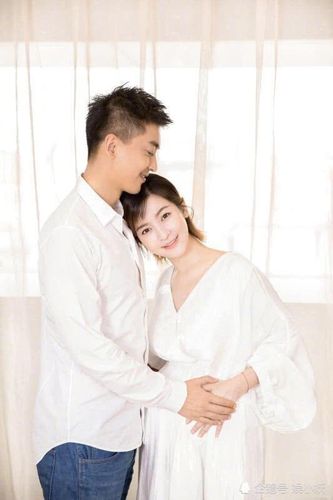 李晟李佳航首晒恩爱孕照,这个情人节一家三口过