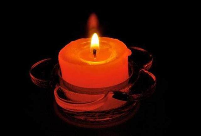 他的母亲有支神奇蜡烛能让死者还魂三分钟他却用在了活人身上