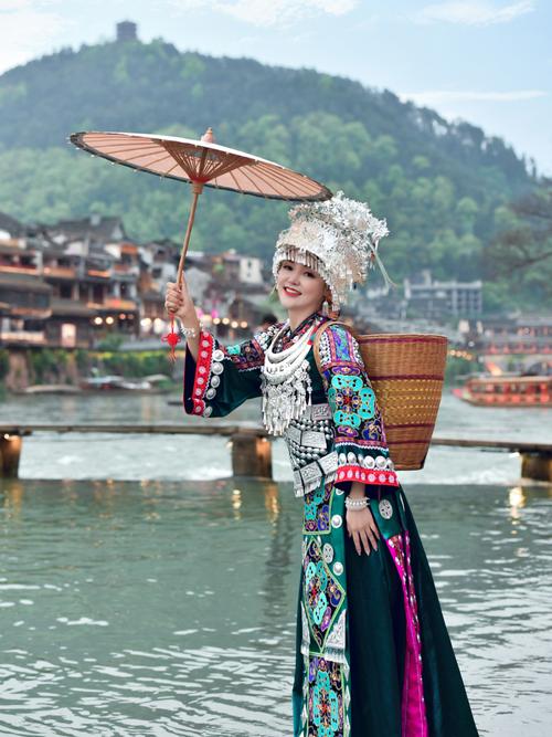 凤凰苗族服装体验|旅拍_旅拍_凤凰古城_古镇_旅行_美女_凤凰古镇旅行