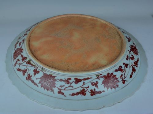 装饰繁褥,勾绘娴熟,带有元代遗风,系洪武釉里红瓷器精品,弥足珍贵