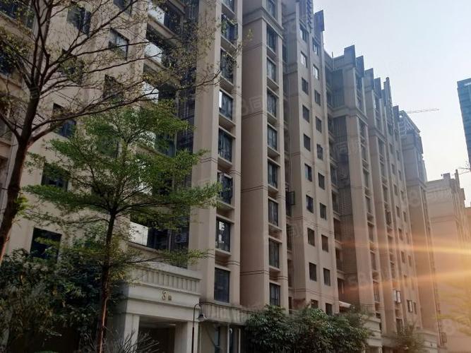 中铁建水岸花园4室2厅2卫4600元月配套齐全