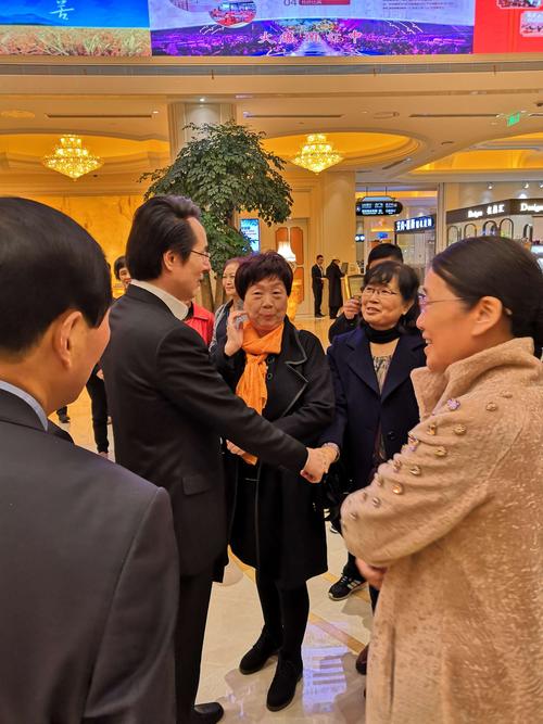 白金汉爵集团老总胡金泉设宴为老同事们接风洗尘,安排