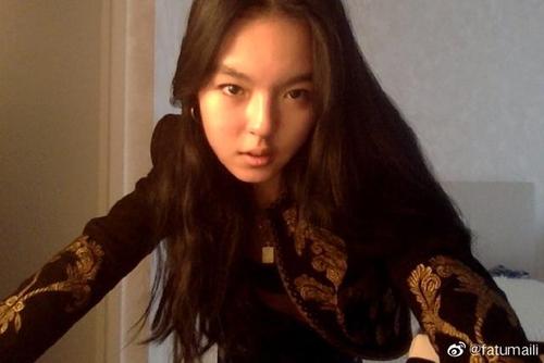 组图:李咏女儿法图麦分享超a自拍 身穿露脐装秀蛮腰