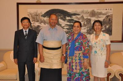 汤加国王图普六世到使馆做客