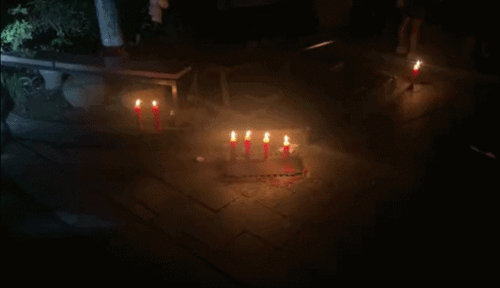 杭州上城点蜡烛祭奠结果引燃了停在路边的汽车