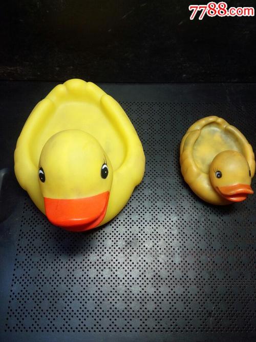 一大一小两只鸭