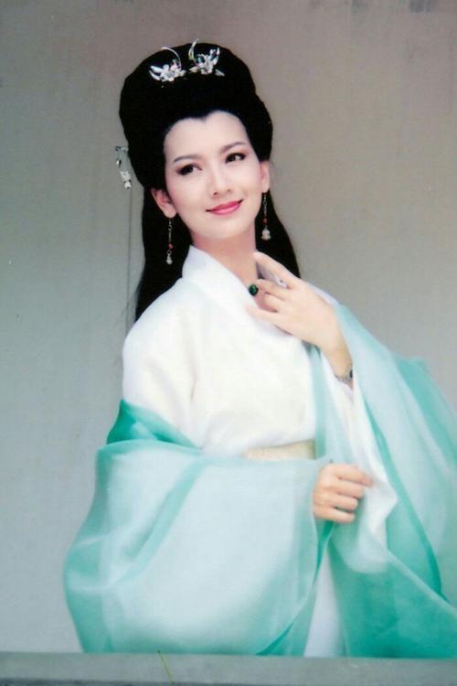 天房夜谈白娘子是如何从恐怖的蛇妖衍变成温柔贤淑的仙子的