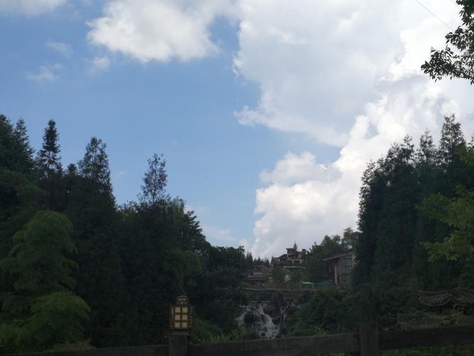 标题:峨眉山七里坪森林有禅道