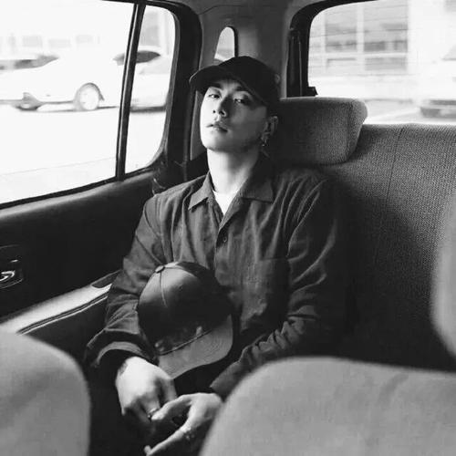 没有色彩的男生头像黑白成熟人的伤感可爱点