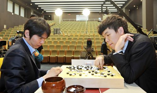 在三番棋首盘比赛中,中国棋手柯洁,唐韦星分别战胜韩国名将李世石和另