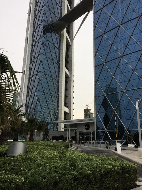 相邻,如巴林金融港,巴林国家银行,abraj al lulu和著名景点珍珠塔等